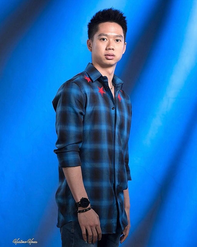 Kevin yang bersama pasangannya Marcus merupakan pemain ganda putra terbaik dunia terlihat menjalani pemotretan dengan memakai kemeja dari brand Givenchy. Kemeja kotak-kotak biru dengan detail bintang ini harganya mencapai US$ 685. Foto: Instagram