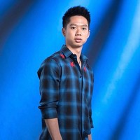 Kevin yang bersama pasangannya Marcus merupakan pemain ganda putra terbaik dunia terlihat menjalani pemotretan dengan memakai kemeja dari brand Givenchy. Kemeja kotak-kotak biru dengan detail bintang ini harganya mencapai US$ 685. Foto: Instagram