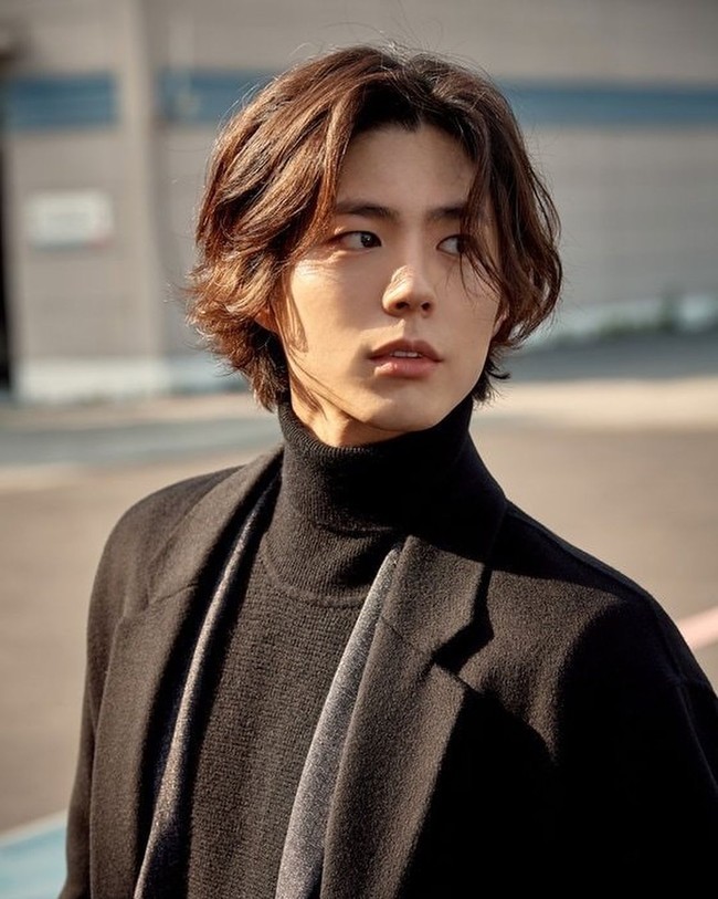 Park Bo Gum dikenal memiliki spektrum akting yang luas dengan perannya sebagai psikopat, atlet, hingga model. Meskipun sedang meniti karier, dia tetap melanjutkan bangku kuliah hingga melakukan program pertukaran pelajar ke Eropa. Tahun ini dia menyelesaikan wajib militer dengan lisensi sebagai penata rambut profesional. Foto: Dok. Instagram/parkbogum.official