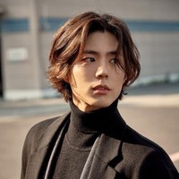 Park Bo Gum dikenal memiliki spektrum akting yang luas dengan perannya sebagai psikopat, atlet, hingga model. Meskipun sedang meniti karier, dia tetap melanjutkan bangku kuliah hingga melakukan program pertukaran pelajar ke Eropa. Tahun ini dia menyelesaikan wajib militer dengan lisensi sebagai penata rambut profesional. Foto: Dok. Instagram/parkbogum.official