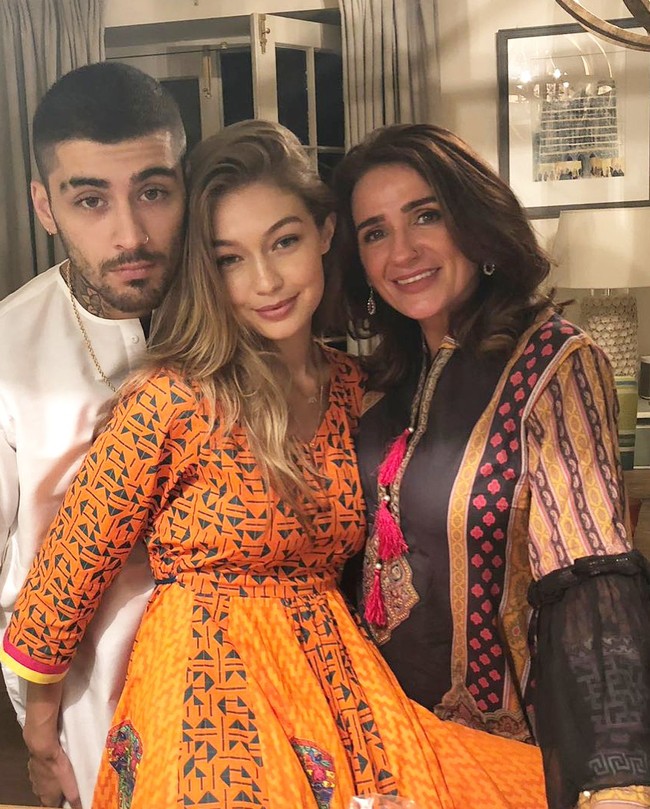 Berpose bersama Gigi Hadid dan ibunya, Zayn Malik mencuri perhatian netizen. Banyak yang terkagum dengan kebersamaan keluarga Zayn dan Gigi Hadid. Foto: Instagram/waliyha.azad