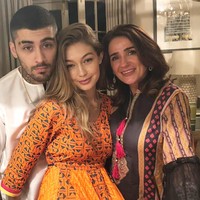 Berpose bersama Gigi Hadid dan ibunya, Zayn Malik mencuri perhatian netizen. Banyak yang terkagum dengan kebersamaan keluarga Zayn dan Gigi Hadid. Foto: Instagram/waliyha.azad