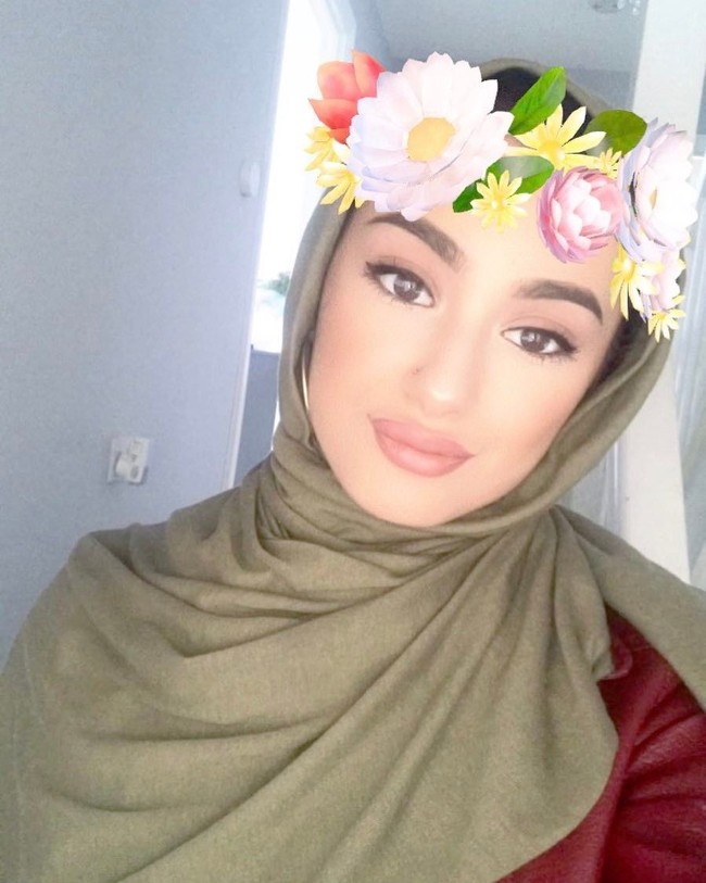 Si cantik itu sering tampil memakai pashmina yang dipakai secara simpel di kepalanya. Gaya seperti ini kerap ditemukan pada hijabers-hijabers di Eropa. Foto: Instagram/waliyha.azad