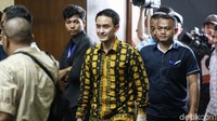 Gubernur Jambi nonaktif itu juga didakwa menerima Toyota Alphard.