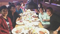 Foto: Bersama pelatih dan para atlet, Anthony Ginting berwisata kuliner di Taipei, Taiwan (@sinisukanthony/Instagram)