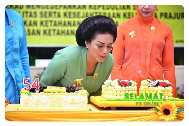 Manisnya Gaya Kulineran Bella Saphira hingga Ngopi dengan Ikan Koi