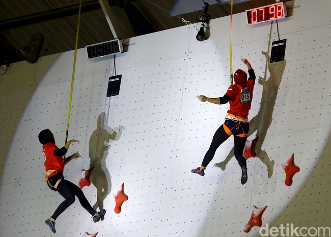 Rasa bangga Indonesia kali ini boleh berkali lipat. Pasalnya di final nomor panjat tebing kecepatan putri tersebut, Aries bertanding melawan atlet hijab dari Indonesia Puji Lestari. Foto: Rachman Haryanto