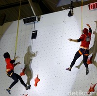 Rasa bangga Indonesia kali ini boleh berkali lipat. Pasalnya di final nomor panjat tebing kecepatan putri tersebut, Aries bertanding melawan atlet hijab dari Indonesia Puji Lestari. Foto: Rachman Haryanto