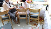 Konsep yang unik ini berhasil menarik perhatian para pengunjung. Nguyen sengaja melepas 200 ikan koi seberat 200-300 gram di kolam kafe. Foto: Le Quan (Zing)