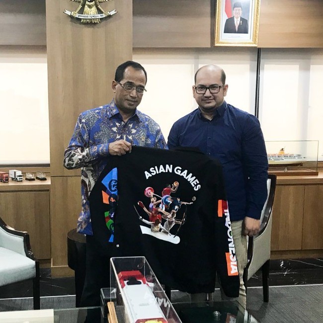 Coach jacket Asian Games 2018 diberikan Never Too Lavish kepada menteri lainnya, yakni Menteri Perhubungan Budi Karya. Saat menerima jaket, Budi tampak mengenakan kemeja batik berwarna biru. Foto: Instagram