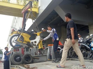 Terciduk! Parkir Liar, Motor-motor Volunter Asian Games 2018 Diangkut