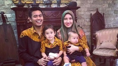 Foto Penuh Senyum Keluarga Kecil Pemain Bulu Tangkis, Tontowi Ahmad