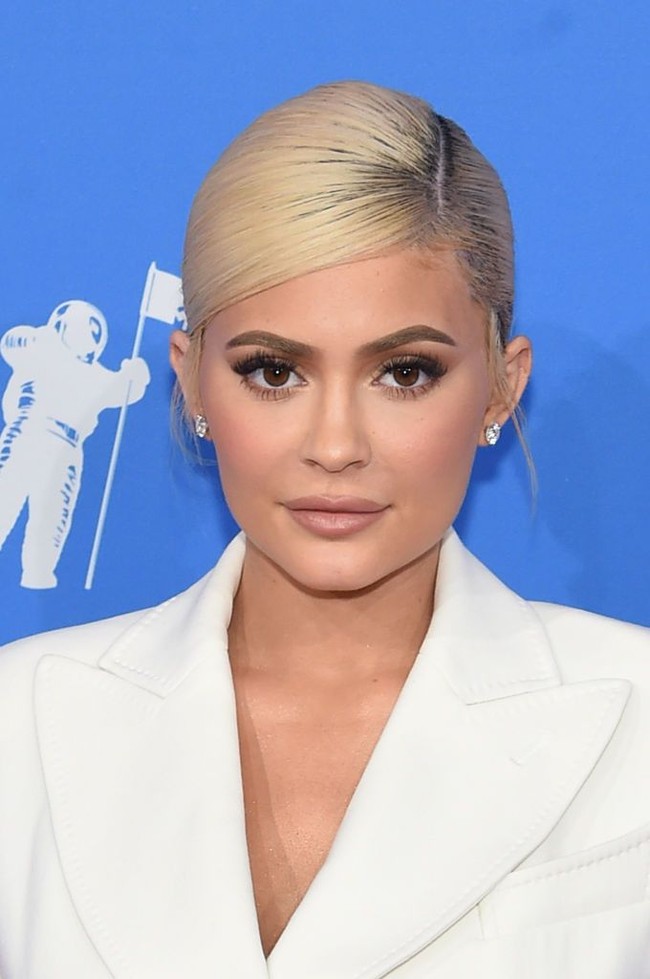 Ia mengenakan gaya riasan andalannya, yakni makeup bernuansa nude dengan efek smokey eyes pada matanya. Foto: Getty Images
