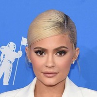Ia mengenakan gaya riasan andalannya, yakni makeup bernuansa nude dengan efek smokey eyes pada matanya. Foto: Getty Images