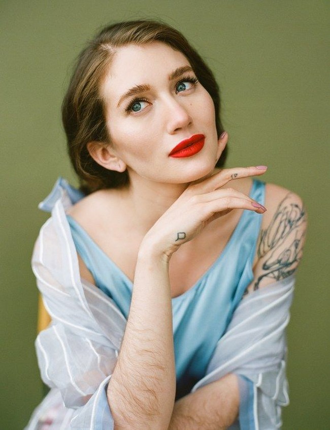 Sam Escobar punya pengalaman buruk dengan tubuhnya yang berbulu sejak kecil. Saat kelas lima, ia pernah ditolak teman untuk berdansa karena rambut-rambut lebat di tangannya. Foto: Heather Hazzan/Allure