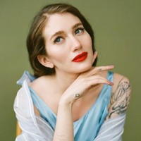 Sam Escobar punya pengalaman buruk dengan tubuhnya yang berbulu sejak kecil. Saat kelas lima, ia pernah ditolak teman untuk berdansa karena rambut-rambut lebat di tangannya. Foto: Heather Hazzan/Allure