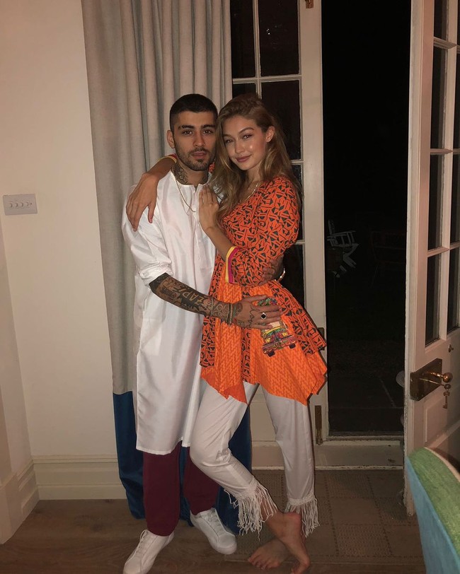 Baju koko yang Zayn Malik kenakan ini juga sering disebut baju koko Pakistan, karena kerap dipakai oleh orang Pakistan. Baju koko seperti ini banyak dijual di Indonesia. Foto: Instagram/waliyha.azad