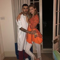 Baju koko yang Zayn Malik kenakan ini juga sering disebut baju koko Pakistan, karena kerap dipakai oleh orang Pakistan. Baju koko seperti ini banyak dijual di Indonesia. Foto: Instagram/waliyha.azad