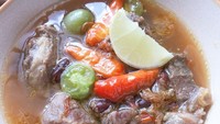 Kacang merah juga bisa jadi campuran pada asam-asam daging. Tomat hijau ditambahkan sebagai sumber rasa asam, sementara rawit utuh untuk si penyuka pedas. Yummy! Foto : instagram @alabuntil