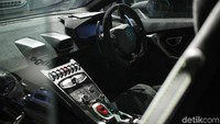 Interior mewah Lamborghini Huracan Performante Spyder.