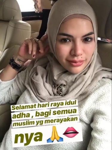 Lebaran Pertama Pakai Hijab, Ini Gaya Nikita Mirzani dan Fitrop