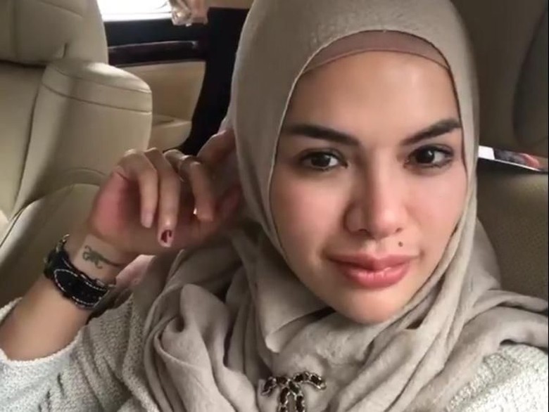 Nikita Mirzani Luapkan Emosi Lewat Olahraga Thai Boxing Nikita Mirzani Luapkan Emosi Lewat Olahraga Thai Boxing