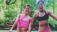 Usai tanding di Swiss, Akiko pergi ke sungai di Gstaad dan merasakan segarnya aliran air pegunungan Swiss. (Instagram/@akikohaseg)