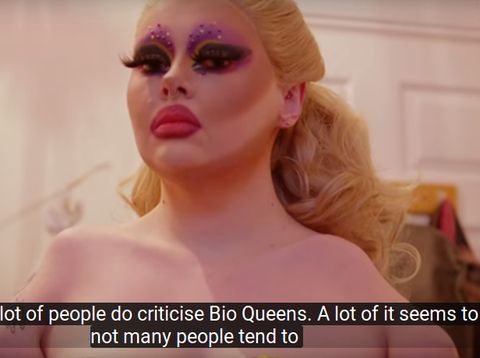 Tanpa Lengan, Wanita Ini Bisa Makeup Wajah dengan Hasil yang Bikin Takjub