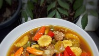 Asem-asem daging ini ditambah buncis dan jagung muda. Jadi satu hidangan bisa jadi lauk sekaligus sayur. Foto : instagram @rheawulan88