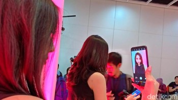 Teknologi kecerdasan buatan Ini akan mampu memindai 296 titik spesifik pada wajah dan memberikan 8 juta kombinasi skema beautification, sehingga menghasilkan foto yang Iebih natural. (Foto: detikINET/Adi Fida Rahman)