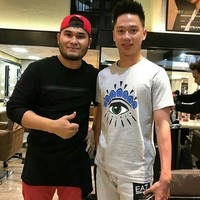 Kevin Sanjaya yang permainan bulutangkisnya dikagumi banyak orang ini terlihat berfoto bersama salah seorang penggemarnya. Dia tampil casual dengan kaus dari Kenzo seri eye. Foto: Instagram