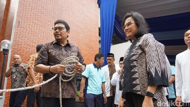 Pakai Batik, Sri Mulyani Saksikan Kurban Sapi di Gedung Kemenkeu