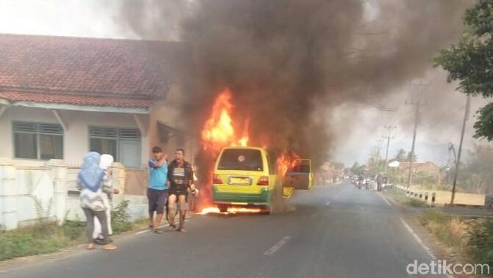 Mobil Angkudes Terbakar Tewaskan Seorang Penumpangnya