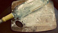 Kalau tidak memiliki rolling pin, bisa menggunakan botol sirup atau botol lainnya untuk meratakan adonan kue. Foto: Istimewa