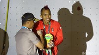 Aspar Jaelolo menerima medali perunggu.