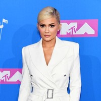 Trench coat dari Tom Ford dibanderol dengan harga fantastis, USD 6.450 atau sekitar Rp 94 juta. Foto: Getty Images