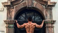 Begini posenya saat memamerkan kekuatannya di Arco, Italia. Traveler bisa seperti ini? (rezaalipour.1/Instagram) 