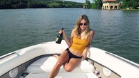 Bergaya di Lake Austin, Hazzel tampak cantik dalam balutan tanktop dan bikini. (keeleyhazell/Instagram)