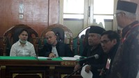 Ini ekspresi Meiliana didampingi pengacaranya saat agenda pemeriksaan saksi di sidang pada Selasa (24/7) (Foto: ANTARA FOTO/Septianda Perdana)