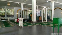 Bahkan ada juga wisatawan dari luar negeri seperti Malaysia, Brunei dan Singapura. Pada bulan Robiul Awal (mulud), Syawal dan bulan lainnya, peziarah atau wisatawan yang datang mencapai ribuan orang. (Dadang/detikTravel)