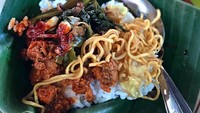 Selain labu siam kadang diganti tumis sayuran lain sebagai lauk. Tentu saja sambal bajak yang pedas jadi pelengkap yang enak. Foto : Instagram kims.mom