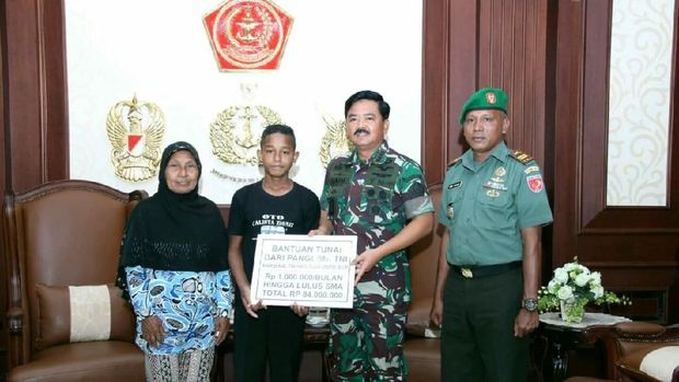 Panglima TNI Marsekal Hadi Tjahjanto memberikan beasiswa kepada Reza Mangar. 