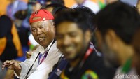Menteri PUPR Basuki Hadimuljono datang dengan mengenakan kemeja panjang warna putih. Dia juga memakai topi warna merah.