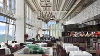 Jangan coba-coba makan di restoran Tosca, Hong Kong kalau Anda takut ketinggian. Restoran yang berada di lantai 102 hotel Ritz Calrton ini merupakan gedung tertinggi di dunia. Saking tingginya, pelabuhan Hong Kong pun bisa terlihat! Foto: Istimewa