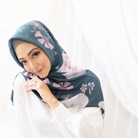 Ia tampil cantik mengenakan hijab segi empat motif bernuansa Indonesia. Meski bukan model profesional, posenya tampak fleksibel nan menawan. Foto: Instagram/Vanilahijab