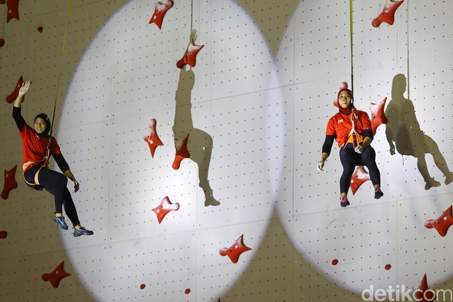 Saat bertanding JSC Sport Climbing Palembang hari Kamis (23/08/2018), keduanya sama-sama memakai hijab instan merek lokal dari Noore Sport. Hijab instant ini juga dipakai Aries saat ia meraih medali emas pada kejuaraan Federation of Sport Climbing (IFSC) 2018 di China beberapa waktu lalu. Foto: Rachman Haryanto