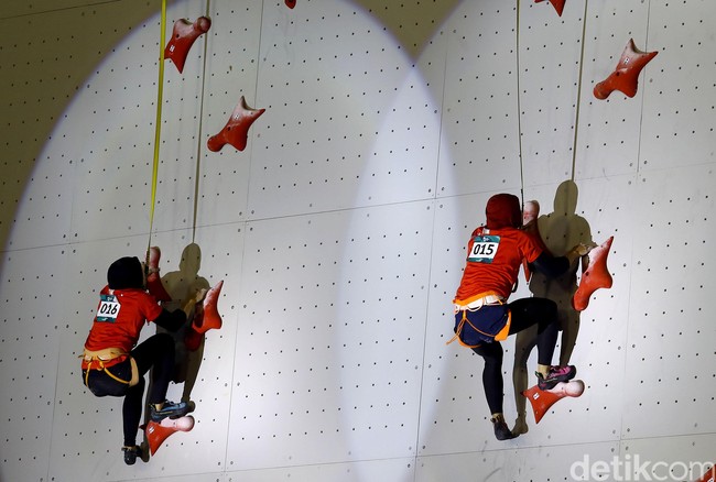 Keduanya unggul dari China saat semifinal. Bertanding dengan teman sendiri di final, baik Aries maupun Puji tetap memberikan yang terbaik untuk Indonesia. Foto: Rachman Haryanto