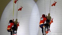 Aries Susanti Rahayu (kanan) bertanding di ajang panjat tebing kecepatan putri yang dihelat di JSC Sport Climbing, Kamis (23/8/2018).