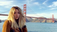 Saat ke San Francisco, Hazzel tak lupa mampir ke Golden Gate Bridge yang cantik. (keeleyhazell/Instagram)