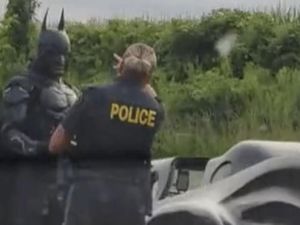 Video: Batman Disetop Polisi karena Berkeliaran di Jalanan